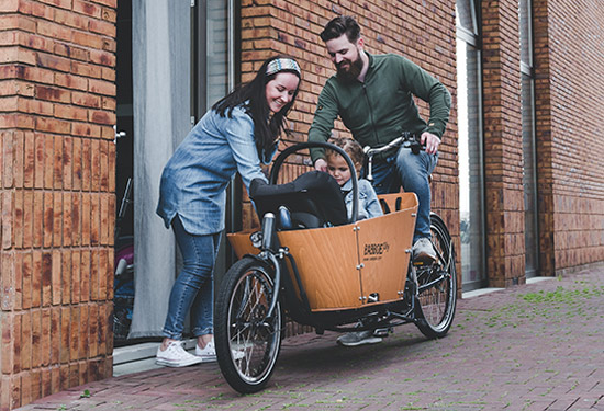 Le vélo cargo Babboe Go avec une porte pratique